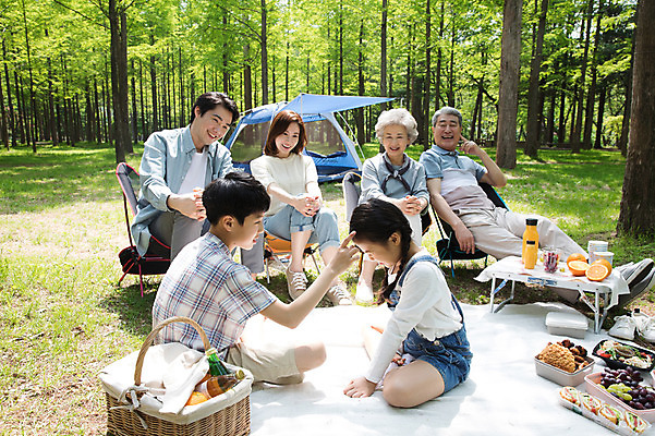 포토 JPG 주간 전신 나무 여자 할아버지 노년 남자 할머니 어린이 40대 가족 자연 놀이 엄마 손자 손녀 대가족 남매 텐트 미소 사람 앉기 잔디 초원 여러명 성인 야외 앞모습 옆모습 10대 30대 캠핑 한국인 자녀 아빠 60대 숲 즐거움 돗자리 70대 마주앉기 꿀밤 남이섬 소풍바구니 야외테이블 국내포토 자연요소 식물 감정 뷰포인트 섬 중년 다수 관계 모션 청소년 탁자 레저 표정 캠핑도구 동양인 장년 바구니 체벌 손주 생태계 강원도 파일형식