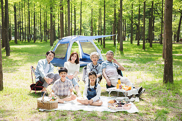포토 JPG 주간 전신 나무 여자 할아버지 노년 남자 할머니 어린이 40대 가족 자연 엄마 손자 손녀 대가족 텐트 미소 사람 앉기 잔디 초원 여러명 성인 야외 앞모습 10대 30대 캠핑 한국인 자녀 아빠 60대 숲 돗자리 70대 남이섬 소풍바구니 야외테이블 국내포토 자연요소 식물 뷰포인트 섬 중년 다수 관계 모션 청소년 탁자 레저 표정 캠핑도구 동양인 장년 바구니 손주 생태계 강원도 파일형식