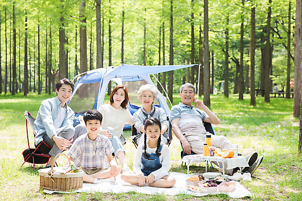 포토 JPG 주간 전신 나무 여자 할아버지 노년 남자 행복 할머니 어린이 40대 가족 자연 엄마 손자 손녀 대가족 텐트 미소 사람 잔디 초원 여러명 성인 야외 앞모습 10대 30대 캠핑 한국인 자녀 아빠 60대 숲 돗자리 가부좌 70대 남이섬 소풍바구니 야외테이블 국내포토 자연요소 식물 감정 뷰포인트 섬 중년 다수 관계 청소년 탁자 레저 표정 캠핑도구 앉기 동양인 장년 바구니 손주 생태계 강원도 파일형식