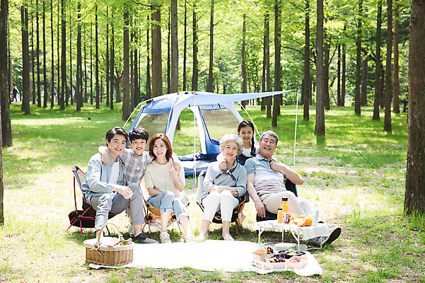 포토 JPG 주간 전신 나무 여자 할아버지 노년 남자 할머니 어린이 40대 가족 자연 엄마 어깨동무 손자 손녀 대가족 텐트 미소 사람 앉기 잔디 초원 여러명 성인 야외 앞모습 10대 30대 캠핑 한국인 자녀 아빠 60대 숲 돗자리 70대 남이섬 소풍바구니 야외테이블 국내포토 자연요소 식물 뷰포인트 섬 중년 포즈 다수 관계 모션 청소년 탁자 레저 표정 캠핑도구 동양인 장년 바구니 손주 생태계 강원도 파일형식