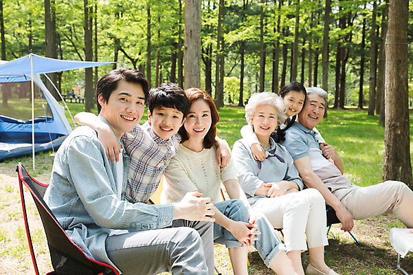 포토 JPG 주간 전신 나무 여자 할아버지 노년 남자 할머니 어린이 40대 가족 자연 엄마 어깨동무 손자 손녀 대가족 텐트 미소 사람 앉기 초원 여러명 성인 야외 옆모습 10대 30대 캠핑 한국인 자녀 아빠 60대 숲 70대 남이섬 국내포토 자연요소 식물 뷰포인트 섬 중년 포즈 다수 관계 모션 청소년 레저 표정 캠핑도구 동양인 장년 손주 생태계 강원도 파일형식