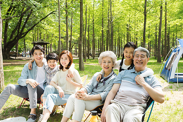 포토 JPG 주간 전신 나무 여자 할아버지 노년 남자 할머니 어린이 40대 가족 자연 엄마 어깨동무 손자 손녀 대가족 텐트 미소 사람 앉기 잔디 초원 여러명 성인 야외 앞모습 10대 30대 캠핑 한국인 자녀 아빠 60대 숲 70대 남이섬 국내포토 자연요소 식물 뷰포인트 섬 중년 포즈 다수 관계 모션 청소년 레저 표정 캠핑도구 동양인 장년 손주 생태계 강원도 파일형식