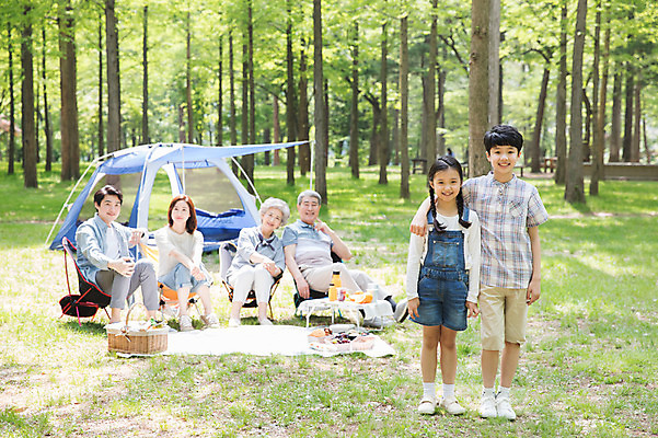 포토 JPG 주간 전신 나무 여자 할아버지 노년 남자 할머니 어린이 40대 가족 자연 엄마 손자 손녀 대가족 남매 텐트 서기 미소 사람 앉기 잔디 초원 여러명 성인 야외 앞모습 10대 30대 캠핑 한국인 자녀 아빠 60대 숲속 돗자리 70대 남이섬 소풍바구니 야외테이블 어깨에손 국내포토 자연요소 식물 뷰포인트 섬 중년 다수 관계 모션 청소년 탁자 레저 표정 캠핑도구 동양인 장년 바구니 숲 손주 생태계 강원도 파일형식