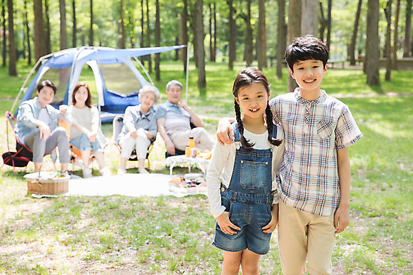 포토 JPG 주간 전신 나무 여자 할아버지 노년 남자 할머니 어린이 40대 가족 자연 엄마 손자 손녀 대가족 남매 텐트 서기 미소 사람 앉기 잔디 초원 여러명 상반신 성인 야외 앞모습 10대 30대 캠핑 한국인 자녀 아빠 60대 숲속 돗자리 70대 남이섬 소풍바구니 야외테이블 어깨에손 국내포토 자연요소 식물 뷰포인트 섬 중년 다수 관계 모션 청소년 탁자 레저 표정 캠핑도구 동양인 장년 바구니 숲 손주 생태계 강원도 파일형식