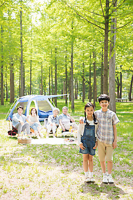 포토 JPG 주간 전신 나무 여자 할아버지 노년 남자 할머니 어린이 40대 가족 자연 엄마 어깨동무 손자 손녀 대가족 남매 텐트 서기 미소 사람 앉기 잔디 초원 여러명 성인 야외 앞모습 10대 30대 캠핑 한국인 자녀 아빠 60대 숲 돗자리 70대 남이섬 소풍바구니 야외테이블 국내포토 자연요소 식물 뷰포인트 섬 중년 포즈 다수 관계 모션 청소년 탁자 레저 표정 캠핑도구 동양인 장년 바구니 손주 생태계 강원도 파일형식