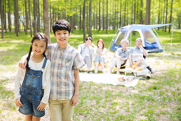 포토 JPG 주간 전신 나무 여자 할아버지 노년 남자 할머니 어린이 40대 가족 자연 엄마 어깨동무 손자 손녀 대가족 남매 텐트 서기 미소 사람 앉기 잔디 초원 여러명 상반신 성인 야외 앞모습 10대 30대 캠핑 한국인 자녀 아빠 60대 숲 돗자리 70대 남이섬 야외테이블 국내포토 자연요소 식물 뷰포인트 섬 중년 포즈 다수 관계 모션 청소년 탁자 레저 표정 캠핑도구 동양인 장년 손주 생태계 강원도 파일형식