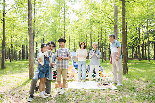 포토 JPG 주간 전신 나무 여자 할아버지 노년 남자 할머니 어린이 40대 가족 자연 엄마 손자 손녀 대가족 텐트 서기 미소 사람 초원 여러명 성인 야외 앞모습 옆모습 10대 30대 캠핑 한국인 자녀 아빠 비눗방울 60대 숲 박수 즐거움 돗자리 70대 비눗방울놀이 남이섬 소풍바구니 야외테이블 국내포토 자연요소 식물 감정 뷰포인트 섬 중년 다수 관계 모션 청소년 놀이 탁자 레저 표정 캠핑도구 동양인 손짓 장년 바구니 손주 생태계 강원도 파일형식