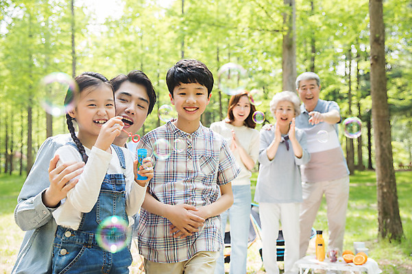 포토 JPG 주간 전신 나무 여자 할아버지 노년 남자 할머니 어린이 40대 가족 자연 엄마 손자 손녀 대가족 미소 웃음 사람 초원 여러명 상반신 성인 야외 앞모습 10대 30대 놀람 캠핑 한국인 자녀 가리킴 아빠 비눗방울 60대 숲 즐거움 70대 비눗방울놀이 남이섬 야외테이블 국내포토 자연요소 식물 감정 뷰포인트 섬 중년 다수 관계 청소년 놀이 탁자 레저 표정 동양인 손짓 장년 손주 생태계 강원도 파일형식