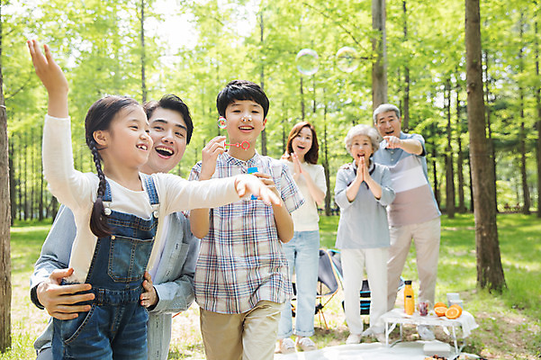 포토 JPG 주간 전신 나무 여자 할아버지 노년 남자 할머니 어린이 40대 가족 자연 엄마 손자 손녀 대가족 서기 미소 사람 초원 여러명 상반신 성인 야외 앞모습 옆모습 10대 30대 캠핑 한국인 자녀 가리킴 잡기 아빠 비눗방울 60대 숲 손내밀기 즐거움 돗자리 70대 비눗방울놀이 남이섬 야외테이블 국내포토 자연요소 식물 감정 뷰포인트 섬 중년 다수 관계 모션 청소년 놀이 탁자 레저 표정 동양인 손짓 장년 손주 생태계 강원도 파일형식