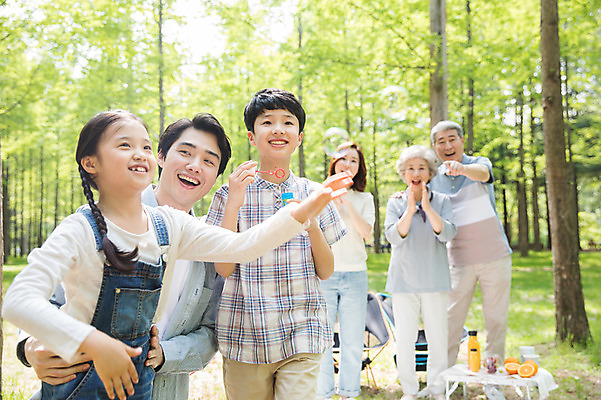 포토 JPG 주간 전신 나무 여자 할아버지 노년 남자 할머니 어린이 40대 가족 안기 자연 엄마 손자 손녀 대가족 미소 사람 잔디 초원 여러명 상반신 성인 야외 앞모습 옆모습 10대 30대 주스 캠핑 한국인 자녀 가리킴 아빠 비눗방울 60대 숲 손내밀기 즐거움 70대 비눗방울놀이 남이섬 야외테이블 국내포토 자연요소 식물 감정 음료 뷰포인트 섬 중년 다수 관계 모션 청소년 놀이 탁자 레저 표정 동양인 손짓 장년 손주 생태계 강원도 파일형식