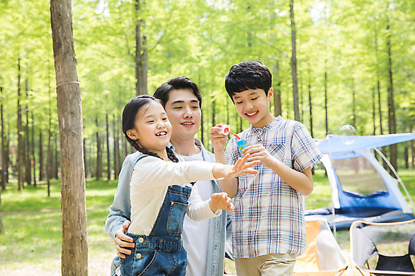 포토 JPG 주간 나무 여자 남자 어린이 40대 가족 자연 텐트 미소 사람 초원 상반신 성인 야외 앞모습 10대 세명 캠핑 한국인 자녀 아빠 숲속 비눗방울놀이 남이섬 국내포토 자연요소 식물 뷰포인트 섬 중년 관계 청소년 놀이 레저 표정 캠핑도구 동양인 비눗방울 숲 생태계 강원도 파일형식