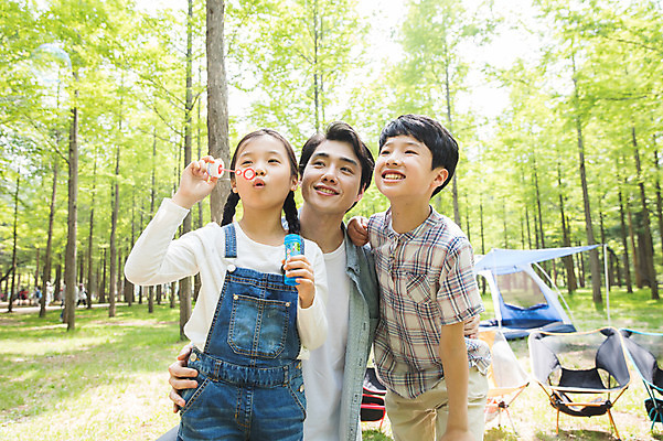포토 JPG 주간 나무 여자 남자 어린이 40대 가족 안기 자연 텐트 미소 사람 초원 상반신 성인 야외 앞모습 10대 세명 캠핑 한국인 자녀 아빠 비눗방울 숲 즐거움 남이섬 국내포토 자연요소 식물 감정 뷰포인트 섬 중년 관계 모션 청소년 레저 표정 캠핑도구 동양인 생태계 강원도 파일형식