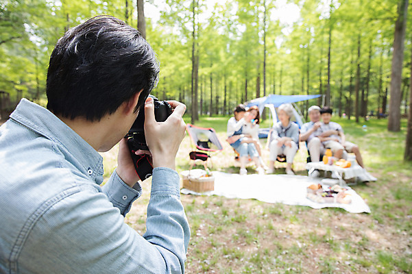 포토 JPG 주간 전신 나무 여자 할아버지 노년 남자 할머니 어린이 40대 가족 안기 자연 엄마 손자 손녀 대가족 텐트 미소 사람 앉기 잔디 초원 여러명 상반신 성인 야외 앞모습 뒷모습 10대 30대 카메라 사진촬영 캠핑 한국인 자녀 아빠 60대 돗자리 70대 남이섬 소풍바구니 야외테이블 단체사진 국내포토 자연요소 식물 뷰포인트 섬 중년 다수 관계 모션 청소년 탁자 레저 표정 캠핑도구 동양인 장년 전자제품 바구니 촬영 손주 생태계 강원도 기념사진 파일형식
