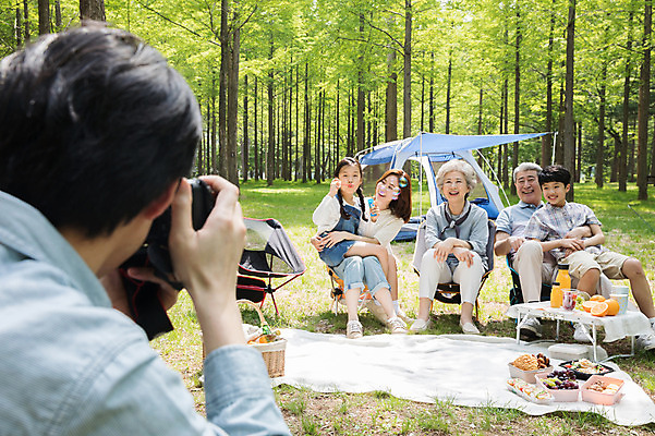 포토 JPG 주간 전신 나무 여자 할아버지 노년 남자 할머니 어린이 40대 가족 안기 자연 엄마 손자 손녀 대가족 텐트 웃음 사람 앉기 잔디 초원 여러명 상반신 성인 야외 앞모습 뒷모습 10대 30대 카메라 사진촬영 캠핑 한국인 자녀 아빠 비눗방울 60대 숲 즐거움 돗자리 70대 남이섬 소풍바구니 야외테이블 단체사진 국내포토 자연요소 식물 감정 뷰포인트 섬 중년 다수 관계 모션 청소년 탁자 레저 표정 캠핑도구 동양인 장년 전자제품 바구니 촬영 손주 생태계 강원도 기념사진 파일형식
