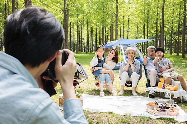포토 JPG 주간 전신 나무 여자 할아버지 노년 남자 할머니 어린이 40대 오렌지 과일 가족 안기 자연 엄마 손자 손녀 대가족 텐트 웃음 사람 앉기 잔디 초원 여러명 상반신 성인 야외 앞모습 뒷모습 10대 30대 카메라 사진촬영 주스 캠핑 한국인 자녀 가리킴 아빠 60대 숲 즐거움 돗자리 70대 남이섬 소풍바구니 야외테이블 단체사진 국내포토 자연요소 식물 감정 음료 뷰포인트 섬 중년 다수 관계 모션 청소년 탁자 레저 표정 캠핑도구 동양인 손짓 장년 전자제품 바구니 촬영 손주 생태계 강원도 기념사진 파일형식