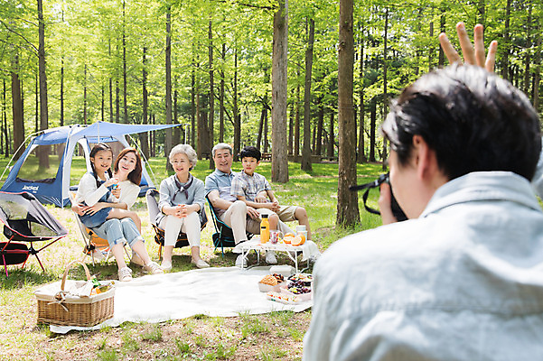 포토 JPG 주간 전신 나무 여자 할아버지 노년 남자 할머니 어린이 40대 가족 자연 엄마 손자 손녀 대가족 텐트 미소 사람 앉기 손짓 잔디 초원 여러명 상반신 성인 야외 앞모습 뒷모습 10대 30대 카메라 사진촬영 캠핑 한국인 자녀 아빠 60대 숲 돗자리 70대 남이섬 소풍바구니 야외테이블 단체사진 국내포토 자연요소 식물 뷰포인트 섬 중년 다수 관계 모션 청소년 탁자 레저 표정 캠핑도구 동양인 장년 전자제품 바구니 촬영 손주 생태계 강원도 기념사진 파일형식