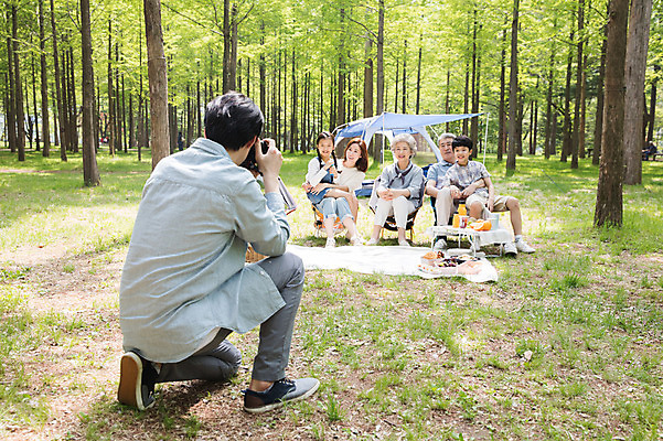 포토 JPG 주간 전신 나무 여자 할아버지 노년 남자 할머니 어린이 40대 가족 안기 자연 엄마 손자 손녀 대가족 텐트 사람 앉기 잔디 초원 여러명 성인 야외 앞모습 뒷모습 10대 30대 카메라 사진촬영 캠핑 한국인 자녀 아빠 60대 숲 돗자리 70대 남이섬 소풍바구니 야외테이블 단체사진 국내포토 자연요소 식물 뷰포인트 섬 중년 다수 관계 모션 청소년 탁자 레저 캠핑도구 동양인 장년 전자제품 바구니 촬영 손주 생태계 강원도 기념사진 파일형식