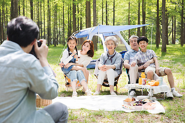 포토 JPG 주간 전신 나무 여자 할아버지 노년 남자 할머니 어린이 40대 오렌지 과일 가족 안기 자연 엄마 손자 손녀 대가족 텐트 미소 사람 앉기 잔디 초원 여러명 성인 야외 앞모습 뒷모습 10대 컵 30대 카메라 사진촬영 주스 캠핑 한국인 자녀 아빠 60대 숲 돗자리 70대 남이섬 소풍바구니 야외테이블 단체사진 국내포토 자연요소 식물 식기 음료 뷰포인트 섬 중년 다수 관계 모션 청소년 탁자 레저 표정 캠핑도구 동양인 장년 전자제품 바구니 촬영 손주 생태계 강원도 기념사진 파일형식