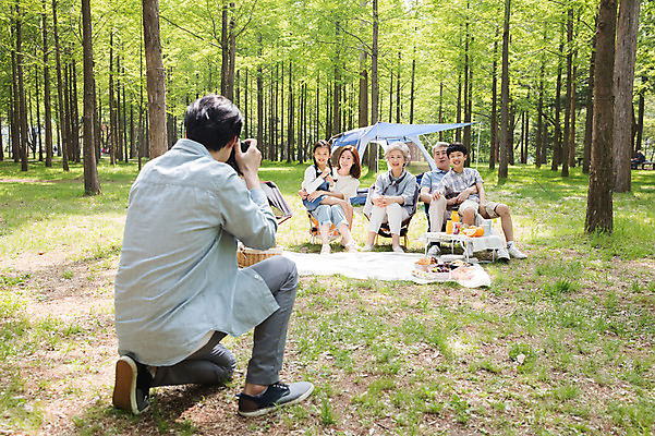 포토 JPG 주간 전신 나무 여자 할아버지 노년 남자 할머니 어린이 40대 가족 자연 엄마 손자 손녀 대가족 텐트 미소 사람 잔디 초원 여러명 성인 야외 앞모습 뒷모습 10대 30대 사진촬영 주스 캠핑 한국인 자녀 아빠 60대 숲 70대 남이섬 소풍바구니 야외테이블 단체사진 국내포토 자연요소 식물 음료 뷰포인트 섬 중년 다수 관계 청소년 탁자 레저 표정 캠핑도구 동양인 장년 바구니 촬영 손주 생태계 강원도 기념사진 파일형식