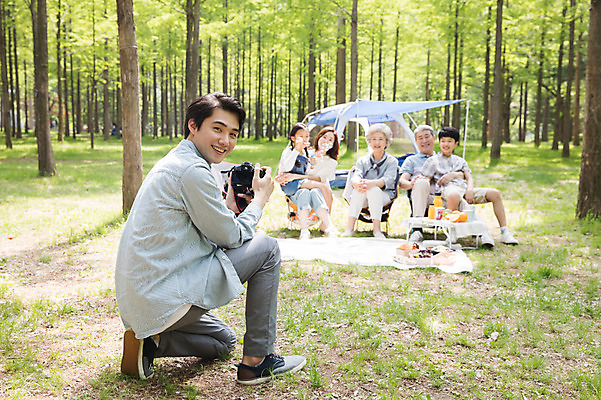 포토 JPG 주간 전신 나무 여자 할아버지 노년 남자 할머니 어린이 40대 가족 자연 엄마 손자 손녀 대가족 텐트 미소 사람 앉기 잔디 초원 여러명 성인 야외 앞모습 뒷모습 10대 30대 카메라 사진촬영 캠핑 한국인 자녀 뒤돌아보기 아빠 60대 숲 가족사진 70대 남이섬 소풍바구니 야외테이블 단체사진 국내포토 자연요소 식물 뷰포인트 섬 중년 다수 관계 모션 청소년 탁자 레저 표정 캠핑도구 동양인 장년 전자제품 바구니 촬영 손주 생태계 강원도 기념사진 파일형식