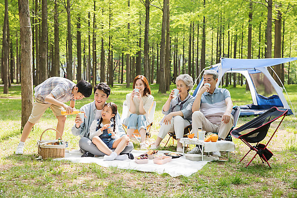 포토 JPG 주간 전신 나무 여자 할아버지 노년 남자 할머니 어린이 40대 오렌지 가족 자연 엄마 손자 손녀 대가족 텐트 미소 사람 앉기 잔디 초원 여러명 성인 야외 앞모습 10대 컵 30대 주스 캠핑 한국인 자녀 아빠 붓기 60대 숲 돗자리 김밥 70대 남이섬 소풍바구니 야외테이블 국내포토 자연요소 식물 식기 음료 음식 뷰포인트 섬 중년 다수 과일 관계 모션 청소년 탁자 레저 표정 캠핑도구 동양인 장년 바구니 손주 생태계 강원도 파일형식