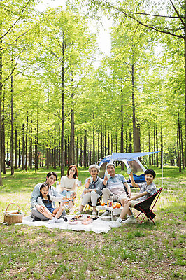 포토 JPG 주간 전신 나무 여자 할아버지 노년 남자 할머니 어린이 40대 오렌지 가족 자연 엄마 손자 손녀 대가족 텐트 미소 사람 앉기 잔디 초원 여러명 성인 야외 앞모습 10대 컵 30대 캠핑 한국인 마시기 자녀 아빠 60대 숲속 먹기 손내밀기 돗자리 김밥 70대 남이섬 소풍바구니 야외테이블 국내포토 자연요소 식물 식기 음식 뷰포인트 섬 중년 다수 과일 관계 모션 청소년 탁자 레저 표정 캠핑도구 동양인 손짓 장년 바구니 숲 손주 생태계 강원도 파일형식