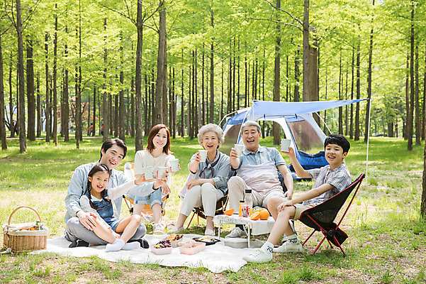 포토 JPG 주간 전신 나무 여자 할아버지 노년 남자 할머니 어린이 40대 오렌지 가족 자연 엄마 손자 손녀 대가족 텐트 미소 사람 앉기 잔디 초원 여러명 성인 야외 앞모습 10대 컵 30대 캠핑 한국인 자녀 아빠 60대 숲속 손내밀기 돗자리 김밥 70대 남이섬 소풍바구니 야외테이블 국내포토 자연요소 식물 식기 음식 뷰포인트 섬 중년 다수 과일 관계 모션 청소년 탁자 레저 표정 캠핑도구 동양인 손짓 장년 바구니 숲 손주 생태계 강원도 파일형식