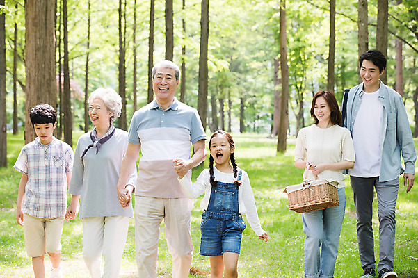 포토 JPG 주간 나무 여자 할아버지 노년 남자 할머니 어린이 40대 가족 자연 엄마 손자 손녀 대가족 미소 웃음 사람 초원 여러명 상반신 성인 야외 앞모습 10대 30대 걷기 손잡기 한국인 자녀 아빠 60대 숲속 즐거움 70대 남이섬 소풍바구니 국내포토 자연요소 식물 감정 뷰포인트 섬 중년 다수 관계 모션 청소년 표정 동양인 장년 바구니 숲 손주 생태계 강원도 파일형식