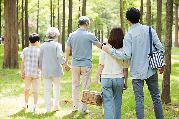 포토 JPG 주간 전신 나무 여자 할아버지 노년 남자 할머니 어린이 40대 가족 자연 엄마 손자 손녀 대가족 사람 초원 여러명 성인 야외 뒷모습 10대 30대 소풍 걷기 손잡기 한국인 자녀 아빠 60대 숲속 70대 피크닉용품 아이스박스 남이섬 소풍바구니 어깨에손 국내포토 자연요소 식물 뷰포인트 섬 중년 다수 관계 모션 청소년 동양인 장년 야외활동 바구니 숲 손주 생태계 강원도 파일형식