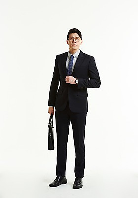 포토 JPG 스튜디오촬영 전신 응시 남자 서류가방 무표정 한명 서기 들기 사람 정장 20대 앞모습 한국인 잡기 작업 직장인 비즈니스맨 성인남자한명만 안경낌 국내포토 직업 1 시선 옷 감정 안경 뷰포인트 가방 비즈니스 모션 실내 표정 동양인 청년 남자한명만 성인남자만 파일형식