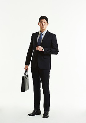 포토 JPG 스튜디오촬영 전신 응시 남자 서류가방 무표정 한명 서기 들기 사람 정장 20대 앞모습 한국인 잡기 작업 직장인 비즈니스맨 성인남자한명만 안경낌 국내포토 직업 1 시선 옷 감정 안경 뷰포인트 가방 비즈니스 모션 실내 표정 동양인 청년 남자한명만 성인남자만 파일형식