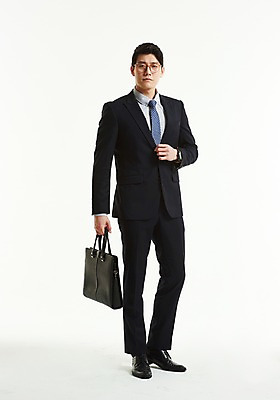 포토 JPG 스튜디오촬영 전신 응시 남자 서류가방 무표정 한명 서기 들기 사람 정장 20대 앞모습 한국인 잡기 작업 직장인 비즈니스맨 성인남자한명만 안경낌 국내포토 직업 1 시선 옷 감정 안경 뷰포인트 가방 비즈니스 모션 실내 표정 동양인 청년 남자한명만 성인남자만 파일형식