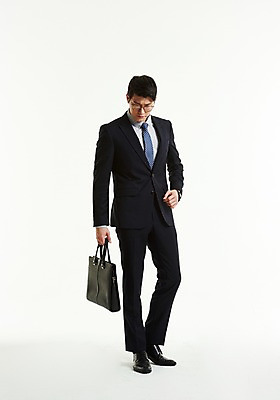 포토 JPG 스튜디오촬영 전신 응시 남자 서류가방 넥타이 무표정 한명 서기 들기 사람 정장 20대 앞모습 한국인 작업 직장인 비즈니스맨 성인남자한명만 안경낌 내려보기 국내포토 직업 1 시선 잡화 옷 감정 안경 뷰포인트 가방 비즈니스 모션 실내 표정 동양인 청년 남자한명만 성인남자만 파일형식