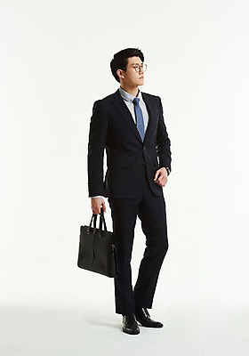 포토 JPG 스튜디오촬영 전신 응시 남자 서류가방 넥타이 한명 서기 들기 사람 정장 20대 옆모습 한국인 작업 직장인 비즈니스맨 성인남자한명만 안경낌 국내포토 직업 1 시선 잡화 옷 안경 뷰포인트 가방 비즈니스 모션 실내 동양인 청년 남자한명만 성인남자만 파일형식