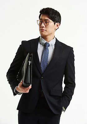 포토 JPG 스튜디오촬영 응시 남자 서류가방 안기 넥타이 한명 서기 들기 사람 정장 상반신 20대 앞모습 한국인 작업 직장인 비즈니스맨 주머니손 성인남자한명만 안경낌 국내포토 직업 1 시선 잡화 옷 안경 뷰포인트 가방 비즈니스 모션 실내 동양인 청년 남자한명만 성인남자만 파일형식