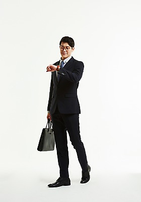 포토 JPG 스튜디오촬영 전신 응시 남자 서류가방 한명 서기 미소 들기 사람 정장 20대 옆모습 손들기 한국인 작업 직장인 비즈니스맨 손목시계 성인남자한명만 안경낌 국내포토 직업 1 시선 옷 안경 뷰포인트 시계 가방 비즈니스 장신구 모션 실내 표정 동양인 청년 남자한명만 성인남자만 파일형식