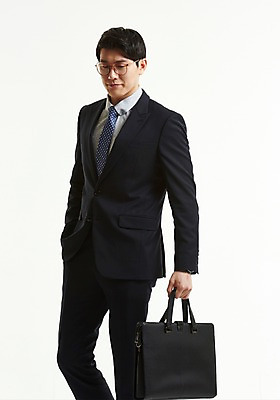 포토 JPG 스튜디오촬영 응시 남자 서류가방 넥타이 한명 서기 들기 사람 정장 상반신 20대 앞모습 한국인 작업 직장인 비즈니스맨 주머니손 성인남자한명만 안경낌 내려보기 국내포토 직업 1 시선 잡화 옷 안경 뷰포인트 가방 비즈니스 모션 실내 동양인 청년 남자한명만 성인남자만 파일형식