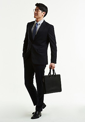 포토 JPG 스튜디오촬영 전신 응시 남자 서류가방 넥타이 한명 미소 들기 사람 정장 20대 옆모습 걷기 한국인 작업 직장인 비즈니스맨 주머니손 성인남자한명만 안경낌 국내포토 직업 1 시선 잡화 옷 안경 뷰포인트 가방 비즈니스 모션 실내 표정 동양인 청년 남자한명만 성인남자만 파일형식