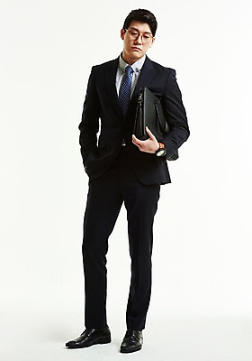 포토 JPG 스튜디오촬영 전신 응시 남자 서류가방 안기 넥타이 피곤 한명 서기 들기 사람 정장 20대 앞모습 한국인 작업 직장인 비즈니스맨 주머니손 성인남자한명만 안경낌 내려보기 국내포토 직업 1 시선 잡화 옷 안경 뷰포인트 컨셉 가방 비즈니스 모션 실내 동양인 청년 남자한명만 성인남자만 파일형식