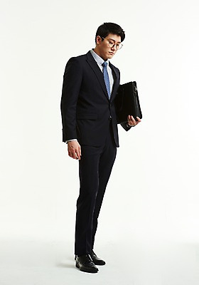 포토 JPG 스튜디오촬영 전신 응시 남자 서류가방 안기 피곤 한명 서기 들기 사람 정장 20대 옆모습 한국인 작업 직장인 비즈니스맨 성인남자한명만 안경낌 내려보기 국내포토 직업 1 시선 옷 안경 뷰포인트 컨셉 가방 비즈니스 모션 실내 동양인 청년 남자한명만 성인남자만 파일형식