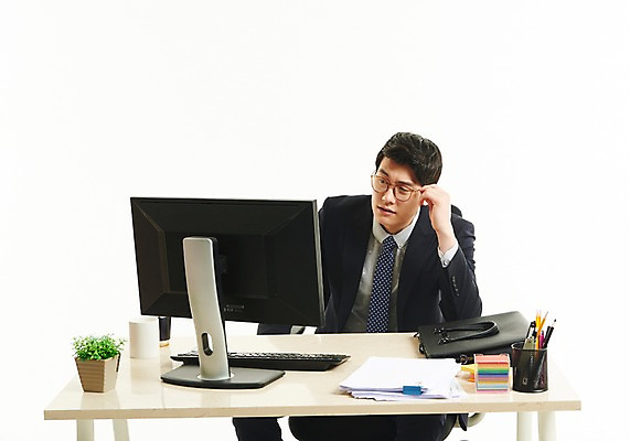 포토 JPG 스튜디오촬영 응시 남자 화분 안경 생각 서류가방 넥타이 한명 사람 앉기 정장 상반신 20대 앞모습 모니터 만지기 한국인 머그컵 키보드 작업 직장인 비즈니스맨 고민 포스트잇 문서 연필꽂이 성인남자한명만 안경낌 국내포토 직업 1 시선 잡화 옷 감정 뷰포인트 가방 비즈니스 모션 문구용품 실내 동양인 청년 컵 컴퓨터 메모지 남자한명만 성인남자만 파일형식
