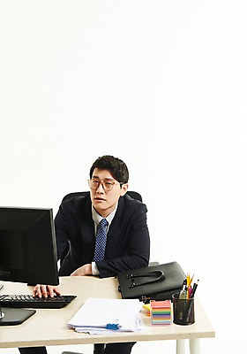 포토 JPG 스튜디오촬영 응시 남자 서류가방 넥타이 무표정 한명 사람 앉기 정장 상반신 20대 앞모습 모니터 한국인 키보드 업무 작업 직장인 비즈니스맨 찡그림 책상 포스트잇 문서 연필꽂이 성인남자한명만 안경낌 국내포토 직업 1 시선 잡화 옷 감정 안경 뷰포인트 가구 가방 비즈니스 모션 문구용품 실내 표정 동양인 청년 컴퓨터 메모지 남자한명만 성인남자만 파일형식