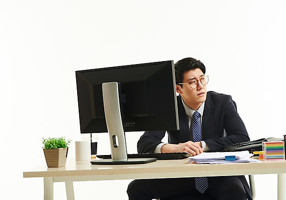 포토 JPG 스튜디오촬영 응시 남자 화분 서류가방 한명 사람 앉기 정장 상반신 20대 앞모습 모니터 한국인 머그컵 분노 키보드 작업 직장인 비즈니스맨 찡그림 포스트잇 문서 바쁨 눈치 테이크아웃컵 성인남자한명만 안경낌 국내포토 직업 1 시선 옷 감정 안경 뷰포인트 가방 비즈니스 모션 실내 표정 동양인 청년 컵 컴퓨터 메모지 남자한명만 성인남자만 파일형식