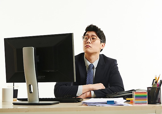 포토 JPG 스튜디오촬영 응시 남자 서류가방 넥타이 한명 사람 앉기 정장 상반신 20대 앞모습 팔짱 모니터 한국인 머그컵 작업 직장인 비즈니스맨 기다림 포스트잇 문서 연필꽂이 바쁨 눈치 성인남자한명만 안경낌 국내포토 직업 1 시선 잡화 옷 안경 뷰포인트 가방 비즈니스 모션 문구용품 실내 동양인 청년 컵 컴퓨터 메모지 남자한명만 성인남자만 파일형식