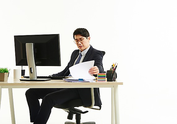 포토 JPG 스튜디오촬영 응시 남자 화분 의자 한명 사람 앉기 정장 상반신 20대 옆모습 모니터 만지기 한국인 머그컵 키보드 작업 직장인 비즈니스맨 찡그림 책상 포스트잇 문서 연필꽂이 성인남자한명만 안경낌 국내포토 직업 1 시선 옷 안경 뷰포인트 가구 비즈니스 모션 문구용품 실내 표정 동양인 청년 컵 컴퓨터 메모지 남자한명만 성인남자만 파일형식