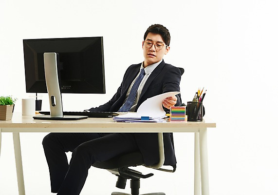 포토 JPG 스튜디오촬영 응시 남자 화분 의자 넥타이 한명 사람 앉기 정장 상반신 20대 옆모습 모니터 만지기 한국인 머그컵 키보드 작업 직장인 비즈니스맨 찡그림 책상 포스트잇 문서 연필꽂이 성인남자한명만 안경낌 국내포토 직업 1 시선 잡화 옷 안경 뷰포인트 가구 비즈니스 모션 문구용품 실내 표정 동양인 청년 컵 컴퓨터 메모지 남자한명만 성인남자만 파일형식