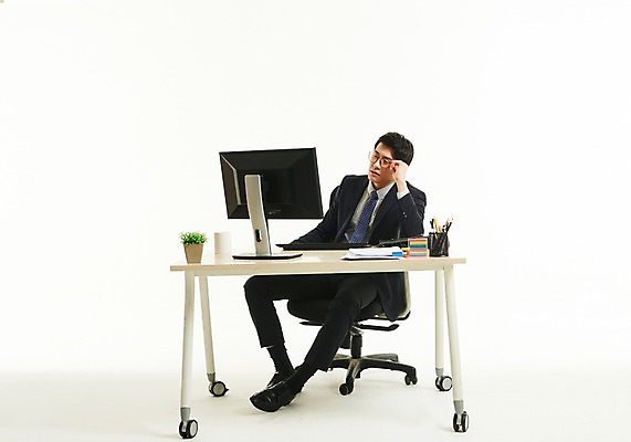 포토 JPG 스튜디오촬영 전신 남자 화분 안경 의자 피곤 한명 사람 앉기 정장 20대 앞모습 모니터 턱괴기 만지기 한국인 머그컵 작업 직장인 비즈니스맨 졸음 책상 포스트잇 문서 연필꽂이 힘듦 성인남자한명만 안경낌 국내포토 직업 1 잡화 옷 감정 뷰포인트 가구 컨셉 비즈니스 모션 문구용품 실내 동양인 청년 컵 컴퓨터 메모지 남자한명만 성인남자만 파일형식
