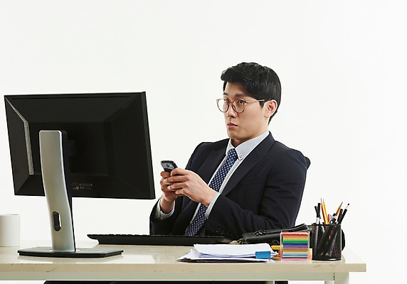포토 JPG 스튜디오촬영 응시 남자 의자 서류가방 한명 들기 사람 앉기 정장 상반신 20대 옆모습 스마트폰 모니터 만지기 한국인 작업 직장인 비즈니스맨 책상 포스트잇 문서 연필꽂이 눈치 성인남자한명만 안경낌 국내포토 직업 1 시선 옷 안경 뷰포인트 가구 가방 비즈니스 모션 문구용품 실내 동양인 청년 핸드폰 스마트기기 컴퓨터 메모지 남자한명만 성인남자만 파일형식