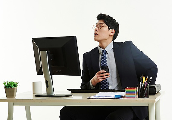 포토 JPG 스튜디오촬영 응시 남자 화분 넥타이 한명 들기 사람 앉기 정장 상반신 20대 앞모습 스마트폰 모니터 한국인 머그컵 작업 직장인 비즈니스맨 포스트잇 문서 연필꽂이 바쁨 눈치 성인남자한명만 안경낌 국내포토 직업 1 시선 잡화 옷 안경 뷰포인트 비즈니스 모션 문구용품 실내 동양인 청년 컵 핸드폰 스마트기기 컴퓨터 메모지 남자한명만 성인남자만 파일형식