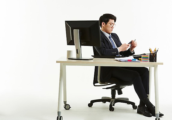 포토 JPG 스튜디오촬영 전신 응시 남자 의자 한명 사람 앉기 정장 20대 옆모습 스마트폰 모니터 만지기 한국인 머그컵 키보드 작업 직장인 비즈니스맨 책상 포스트잇 문서 연필꽂이 성인남자한명만 안경낌 국내포토 직업 1 시선 옷 안경 뷰포인트 가구 비즈니스 모션 문구용품 실내 동양인 청년 컵 핸드폰 스마트기기 컴퓨터 메모지 남자한명만 성인남자만 파일형식